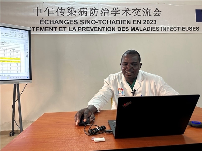 圖為中乍友誼醫(yī)院兒科護(hù)士長(zhǎng)穆罕默德·阿米勒·阿里授課。中國(guó)援乍得醫(yī)療隊(duì)供圖