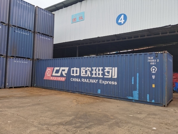 即將以“中老鐵路+中歐班列”模式過境運(yùn)輸?shù)募b箱。朱益孝攝