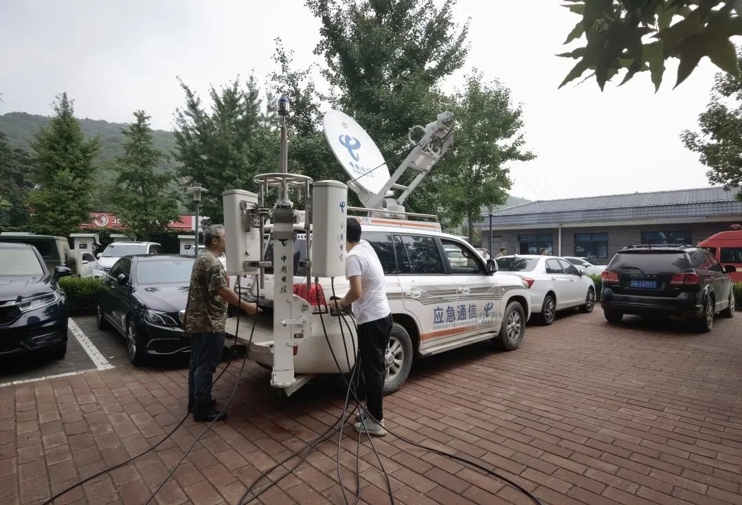 工作人員正在進(jìn)行通信搶修。 受訪者供圖