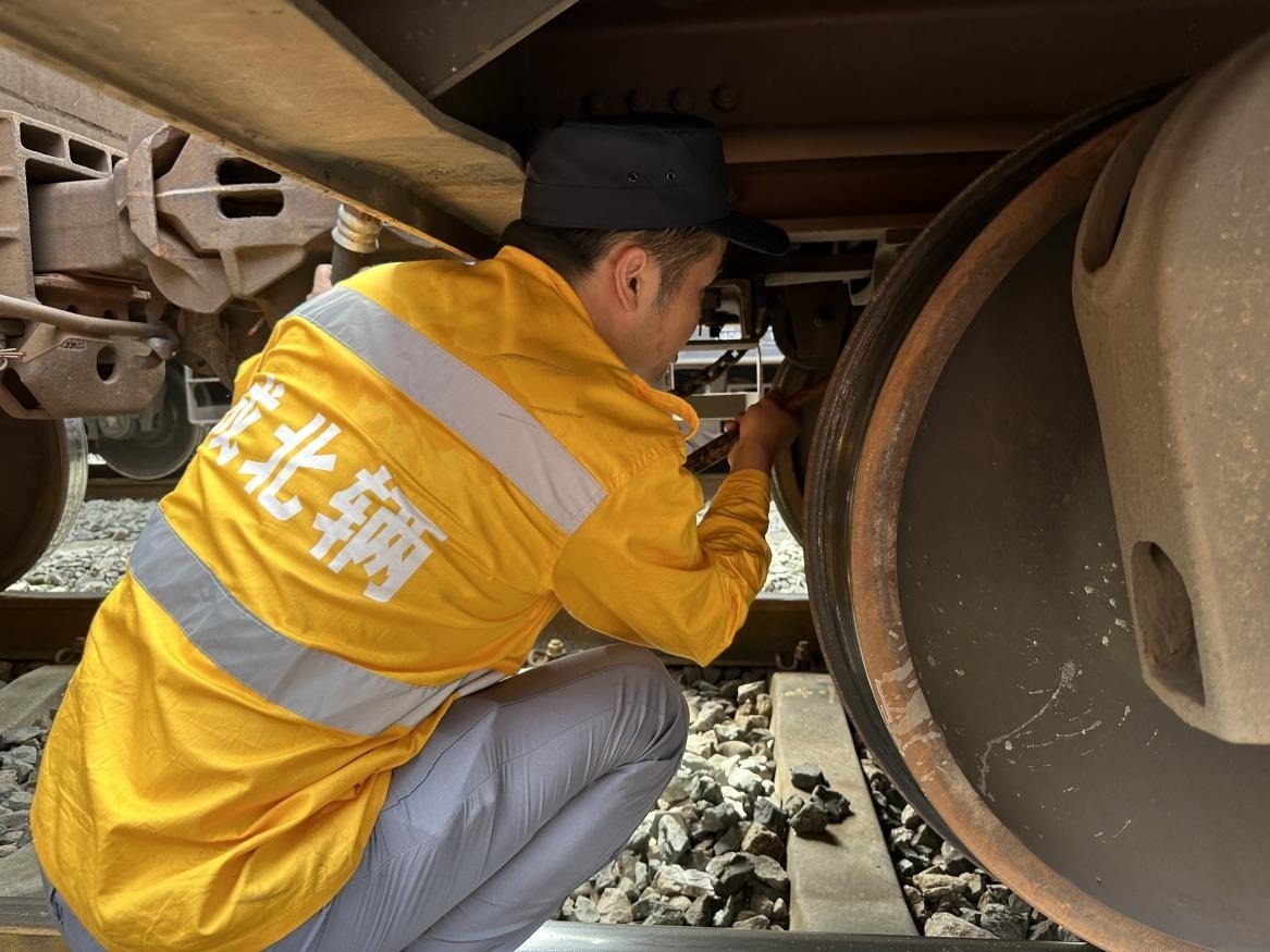 劉偉在進行列車檢查工作。人民網(wǎng) 王紹紹攝