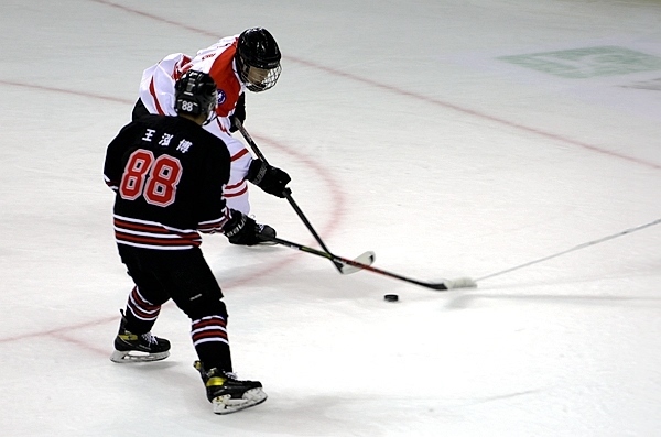 陜西隊球員馬思成與黑龍江隊球員王泓博爭搶。人民網(wǎng)記者 胡雪蓉攝