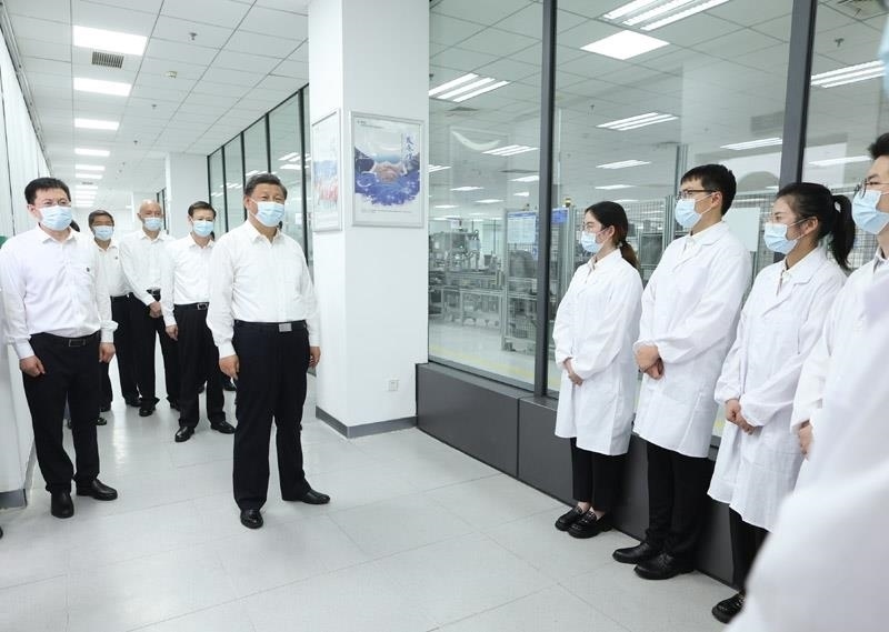 2023年7月6日，習(xí)近平總書記在江蘇南京市考察南瑞集團(tuán)有限公司，同年輕研發(fā)人員親切交流。