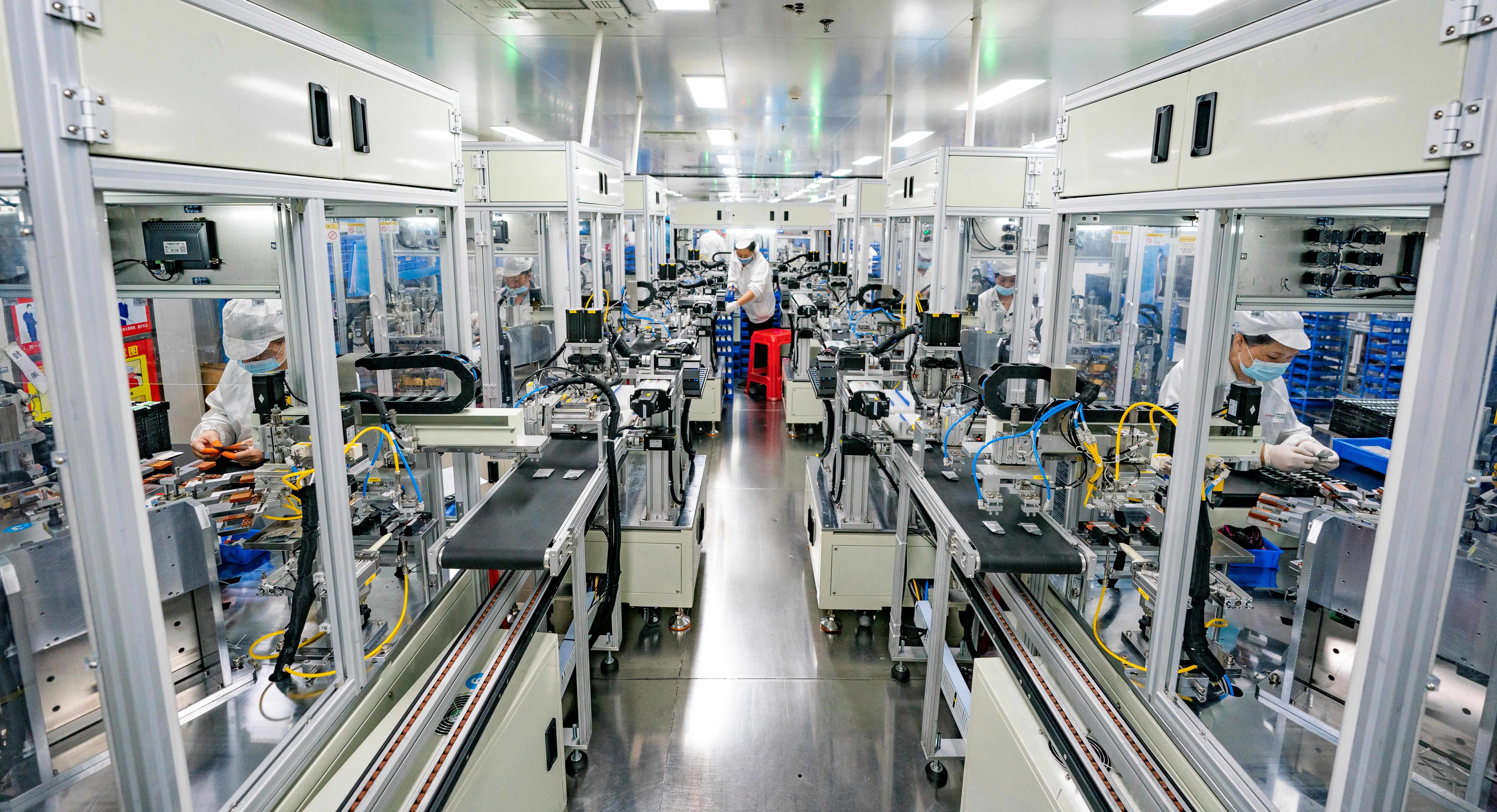 2023年5月17日，江西新余一家電子公司生產(chǎn)車間內(nèi)，技術(shù)工人在鋰電池生產(chǎn)線忙于趕制訂單產(chǎn)品。