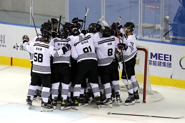 內(nèi)蒙古隊(duì)球員慶祝比賽勝利。人民網(wǎng)記者 胡雪蓉?cái)z