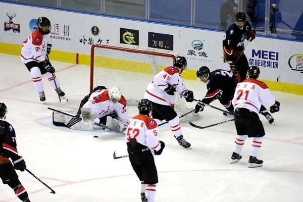 門前混戰(zhàn)。人民網(wǎng)記者 胡雪蓉?cái)z