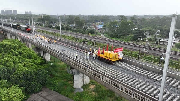 防東鐵路鋪軌現(xiàn)場航拍。