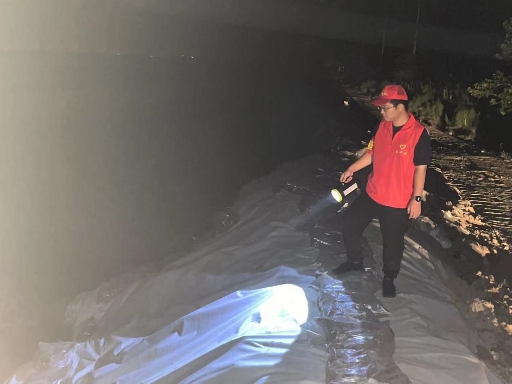 太平鎮(zhèn)干部晚上巡查南小埝。（采訪對(duì)象供圖）