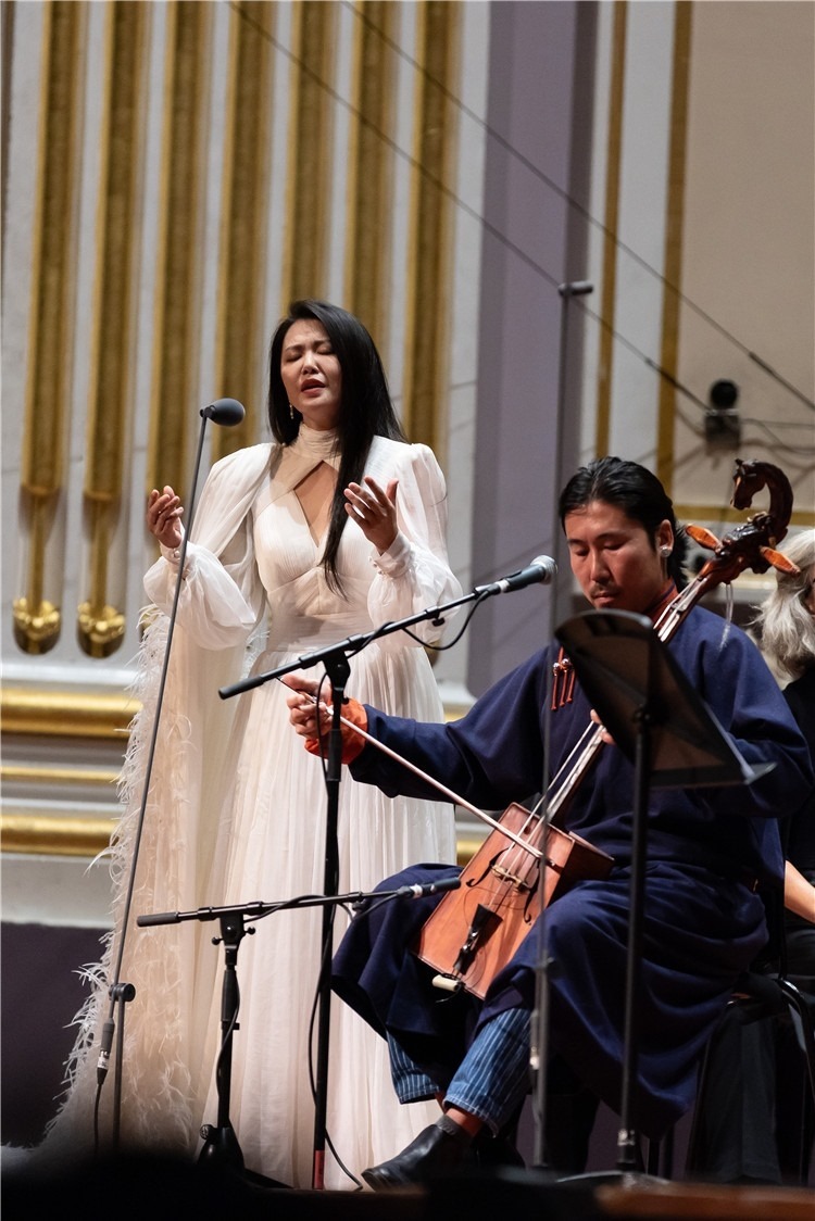 圖片說明： 8月5日，2023愛丁堡國際藝術(shù)節(jié)開幕式音樂會《慈悲頌》的演出現(xiàn)場。藝術(shù)節(jié)組委會供圖