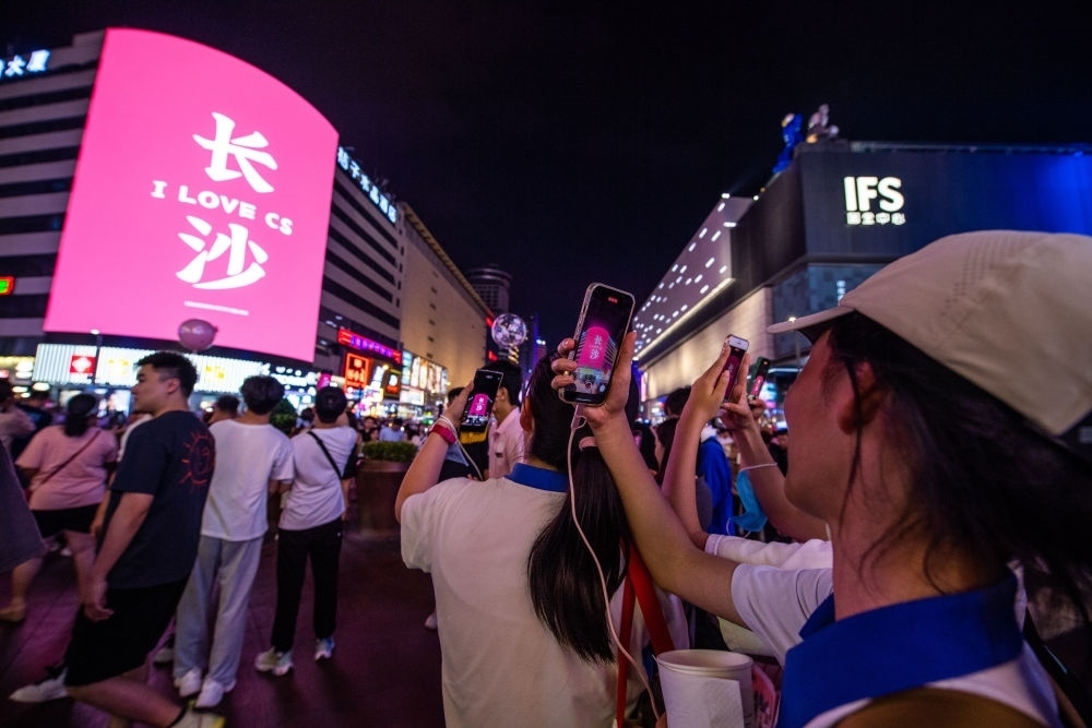  游客在長沙市天心區(qū)黃興路步行街打卡、拍照（6月7日攝）。新華社記者 陳思汗 攝