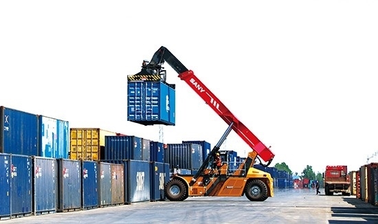 石家莊國(guó)際陸港內(nèi)整裝待發(fā)的集裝箱。 石家莊國(guó)際陸港供圖