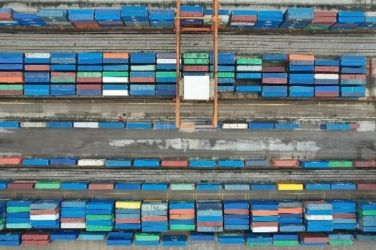 在廣州東部公鐵聯(lián)運(yùn)樞紐（增城西站），工作人員在進(jìn)行集裝箱轉(zhuǎn)運(yùn)工作。廣州交通投資集團(tuán)有限公司供圖