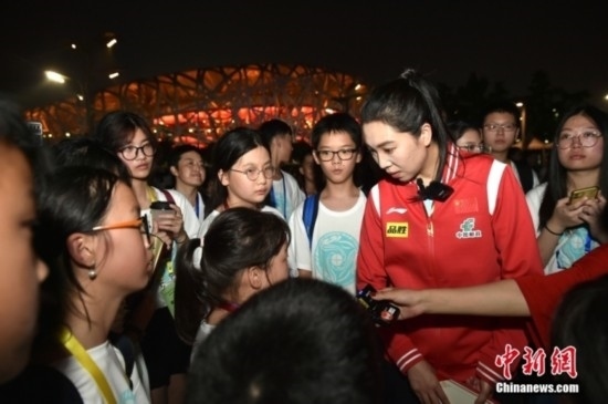 圖為小學(xué)員向李曉霞分享自己運(yùn)動(dòng)經(jīng)歷。<a target='_blank' href='/' ><p align=