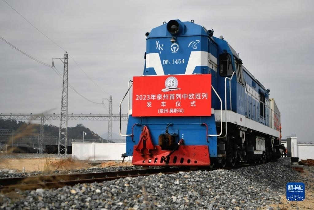 2月3日，中歐班列駛出興泉鐵路黃塘站。當日，滿載著55個集裝箱的中歐班列，從位于福建泉州惠安縣的興泉鐵路黃塘站駛出。這是泉州今年開出的首趟中歐班列，也是興泉鐵路開通后的首趟泉州中歐班列。據(jù)了解，此次班列裝載產品主要來自泉州進出口企業(yè)，貨重601.4噸，貨值約262.5萬美元。新華社記者 魏培全 攝