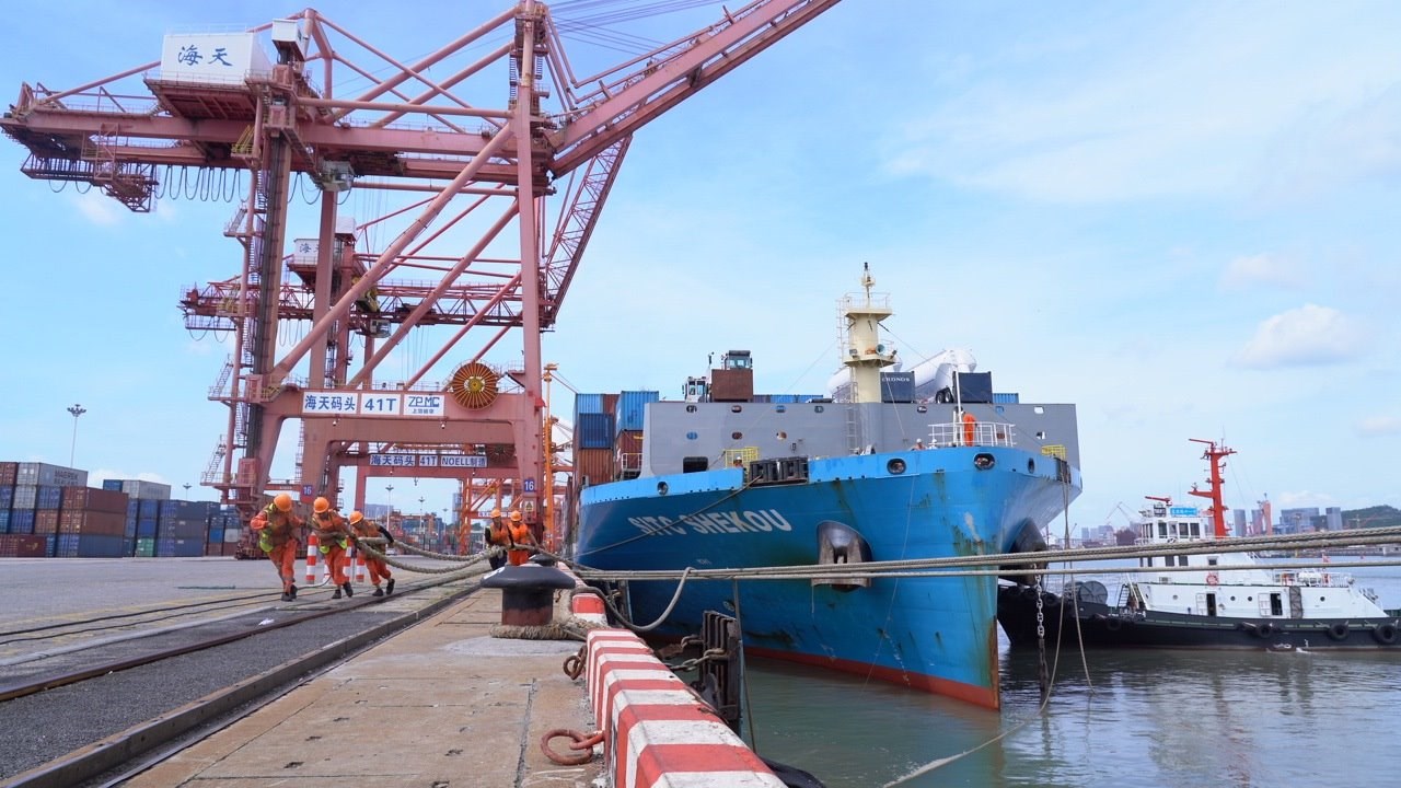 7月22日上午，“絲路海運(yùn)”電商快線“海豐蛇口”輪停靠廈門海天碼頭12號(hào)泊位裝卸集裝箱貨物。人民網(wǎng)記者 蘭志飛攝