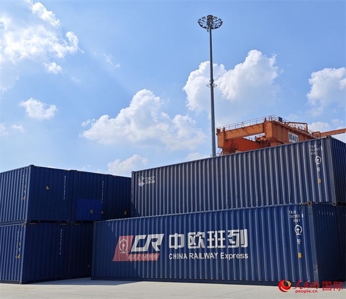 8月3日，中歐班列（中豫號(hào)）集裝箱在鄭州車站海關(guān)等候查驗(yàn)。人民網(wǎng) 崔譯戈攝