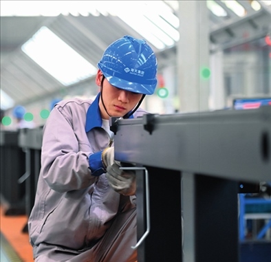 工人在海天國(guó)際控股有限公司海天大港生產(chǎn)基地作業(yè)（2023年2月1日攝）。黃宗治攝/本刊