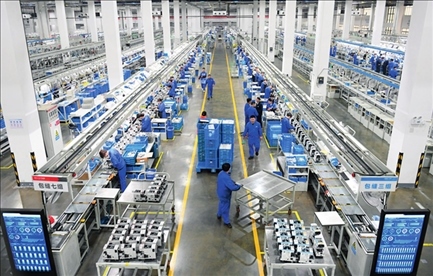 在位于浙江省臺(tái)州市的杰克科技股份有限公司，工作人員在裝配車間裝配縫紉機(jī)（2023年3月23日攝）。翁忻旸攝/本刊