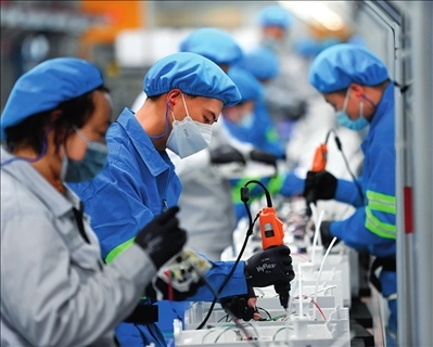 工人在浙江沁園水處理科技有限公司生產(chǎn)車間組裝家用凈水產(chǎn)品（2023年3月22日攝）。黃宗治攝/本刊