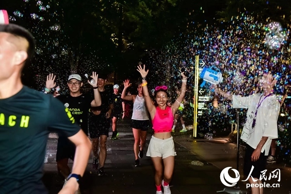 運(yùn)動(dòng)愛(ài)好者參加上海外灘楓徑NIKE熒光跑。圖片由BFC外灘金融中心提供