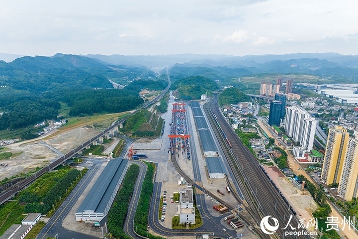 航拍貴陽國際陸港。人民網(wǎng)記者 涂敏攝