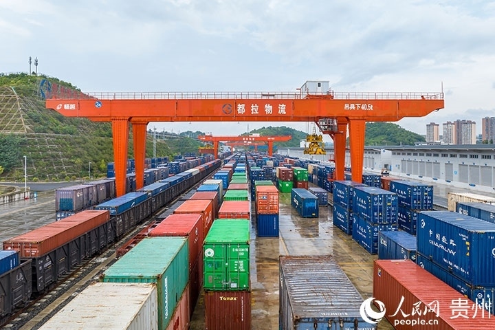 裝滿貨物的集裝箱整齊排列在貴陽國際陸港。人民網(wǎng)記者 涂敏攝