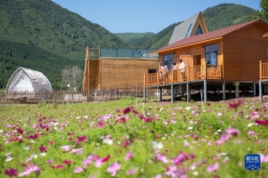 8月12日，游客在寧夏固原市涇源縣大灣鄉(xiāng)楊嶺村的民宿聊天。新華社記者 李旭倫 攝