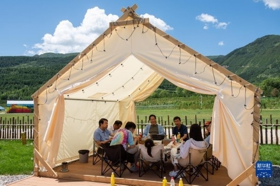 8月12日，游客在寧夏固原市涇源縣大灣鄉(xiāng)楊嶺村品嘗當(dāng)?shù)孛朗场Ｐ氯A社記者 李旭倫 攝