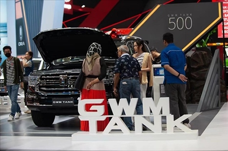 印尼消費者參觀長城汽車的展臺。趙猛 攝