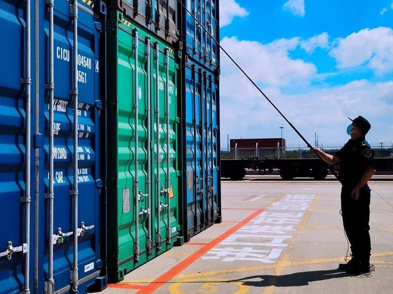 關(guān)員利用工業(yè)內(nèi)窺鏡檢查箱號(hào)、鎖號(hào)、封志情況。人民網(wǎng)記者 栗翹楚攝