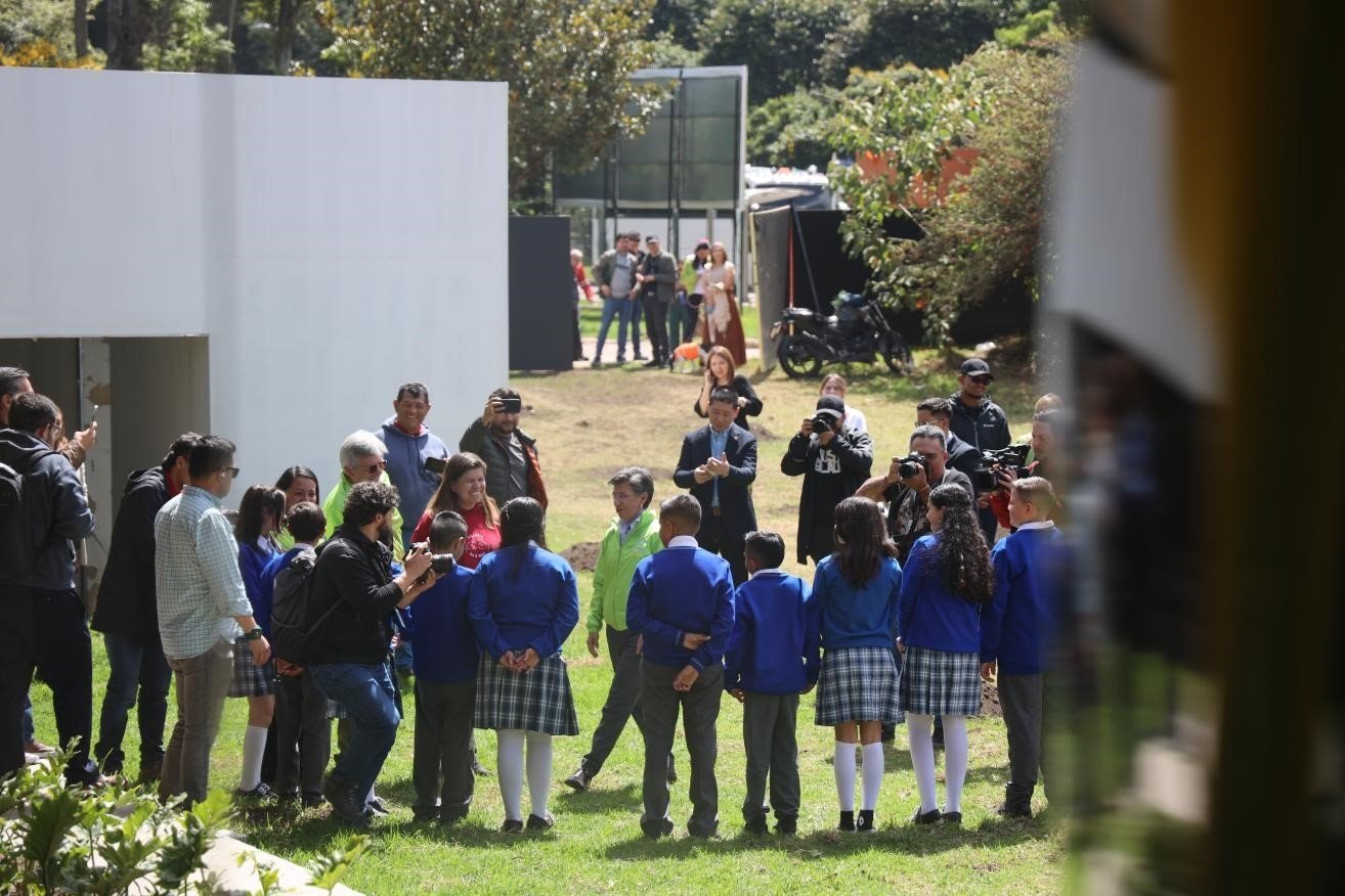 波哥大市長(zhǎng)克勞迪婭·洛佩茲與參加活動(dòng)的學(xué)生代表交流。中國港灣波哥大地鐵一號(hào)線項(xiàng)目供圖