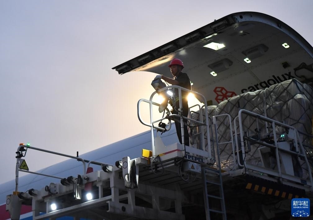 8月1日，工作人員在中國(guó)鄭州新鄭國(guó)際機(jī)場(chǎng)為一架盧森堡貨航貨機(jī)裝貨。新華社記者 李嘉南 攝