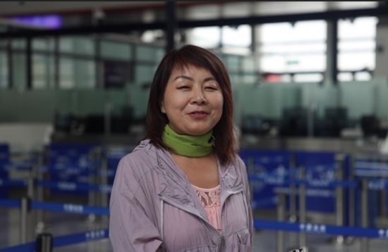 7月22日，曾經(jīng)在老撾瑯勃拉邦工作過3年的加拿大華僑孫月玲乘坐中老鐵路國際旅客列車從中國出境。衛(wèi)海林 攝