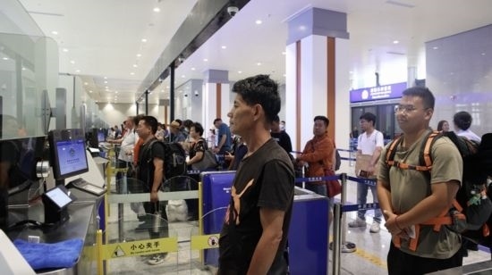 6月13日，乘坐中老鐵路國(guó)際旅客列車的旅客在磨憨邊檢大廳排隊(duì)候檢。李揚(yáng) 攝