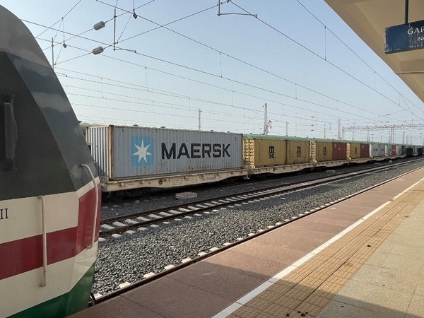 亞吉鐵路吉布提那噶德車站的貨運車廂。人民網(wǎng)記者 趙艷紅攝