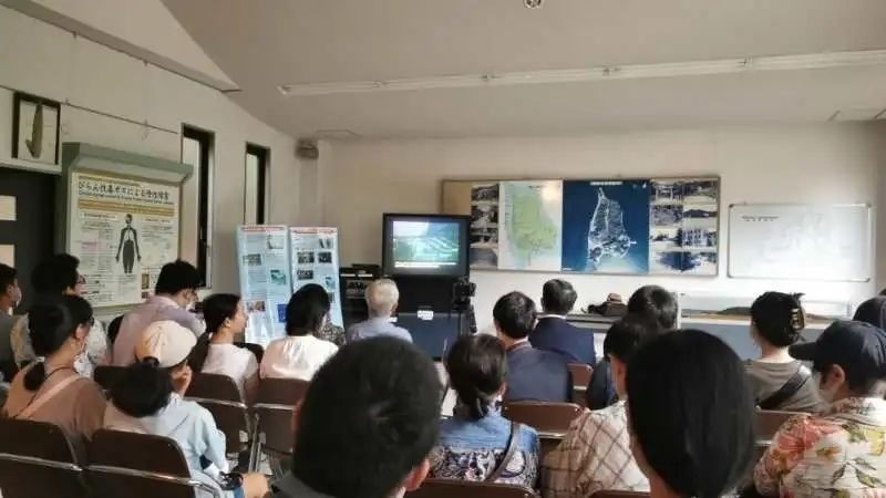 觀看日軍發(fā)動毒氣戰(zhàn)的影像資料。中國駐大阪總領事館供圖