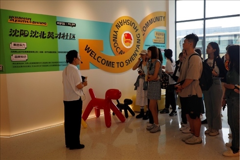 記者團(tuán)在輝山英才社區(qū)采訪。北京外國語大學(xué) 許青攝