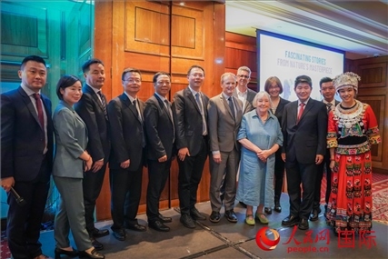 張家界文化旅游推介會(huì)部分嘉賓合影。人民網(wǎng) 郭錦標(biāo)攝