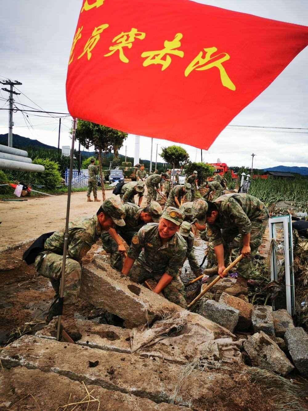 8月7日，陸軍第78集團軍某旅組織黨員突擊隊在吉林舒蘭市七里鄉(xiāng)清理路障。新華社發(fā)（劉洋 攝）