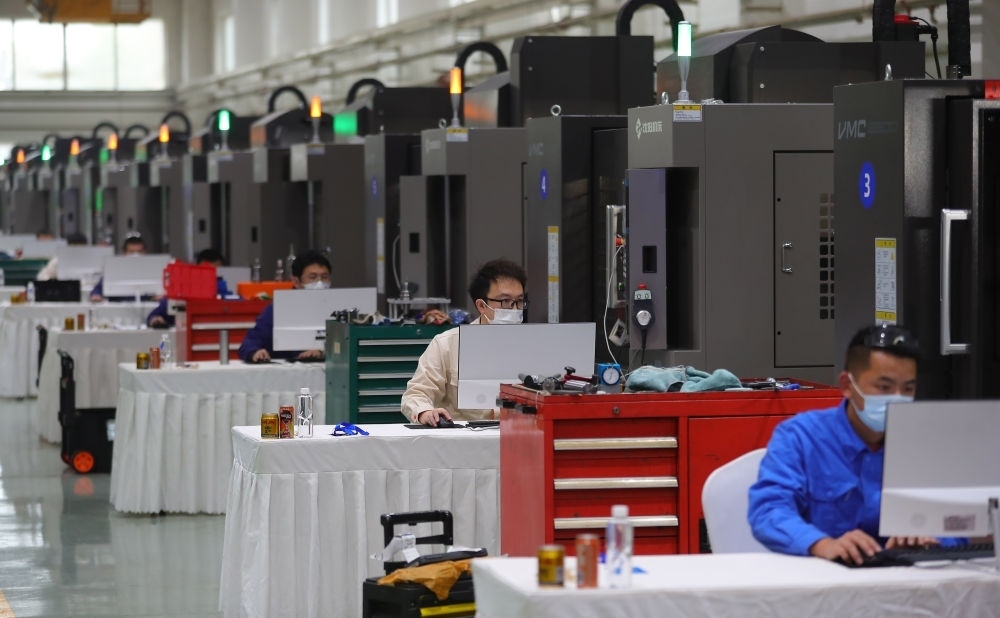 參賽選手在在2022“一帶一路”暨金磚國(guó)家技能發(fā)展與技術(shù)創(chuàng)新之“通用技術(shù)杯”數(shù)控多軸加工大賽中比拼（2022年11月10日攝）。新華社記者 楊青 攝