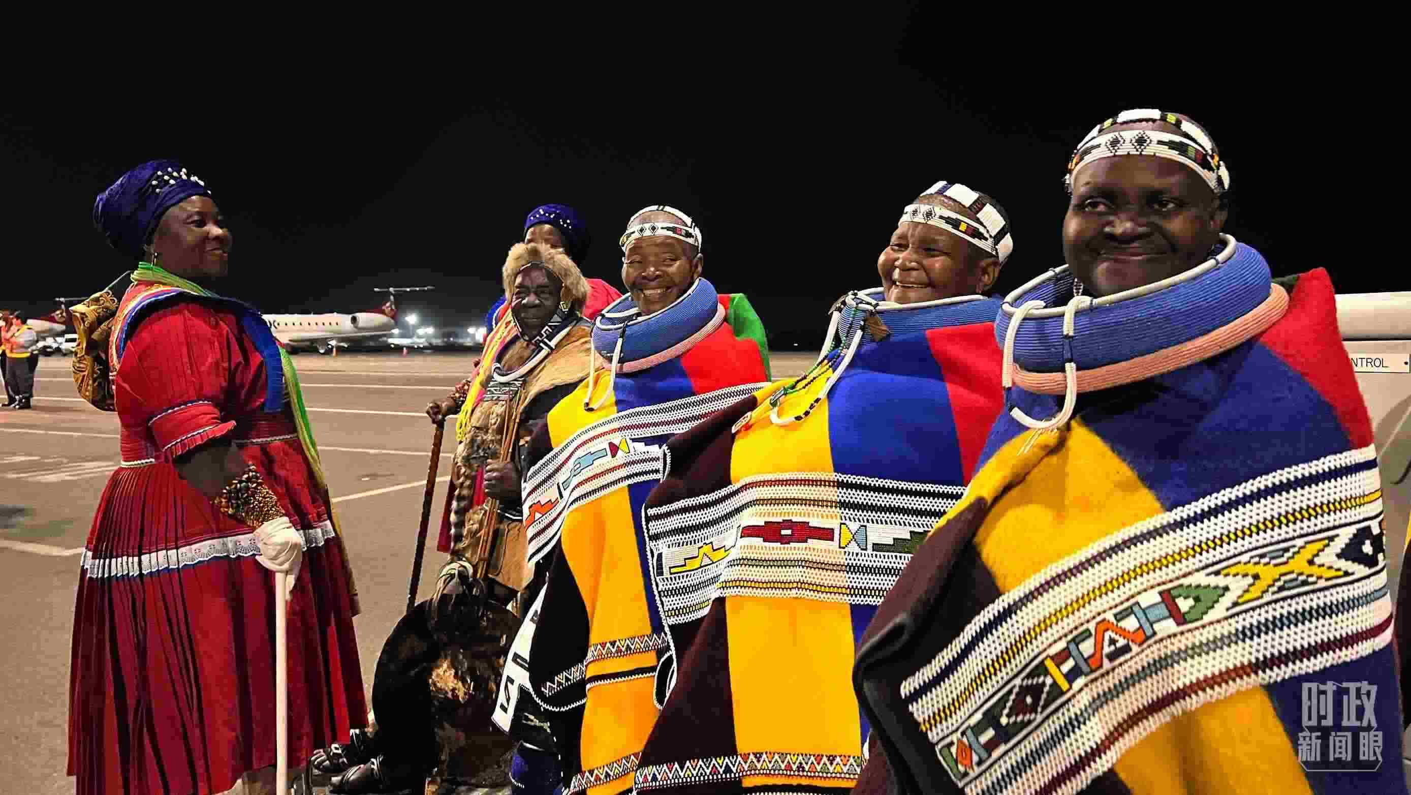 △身穿民族服裝的當(dāng)?shù)孛癖?。（總臺(tái)央視記者程鋮拍攝）