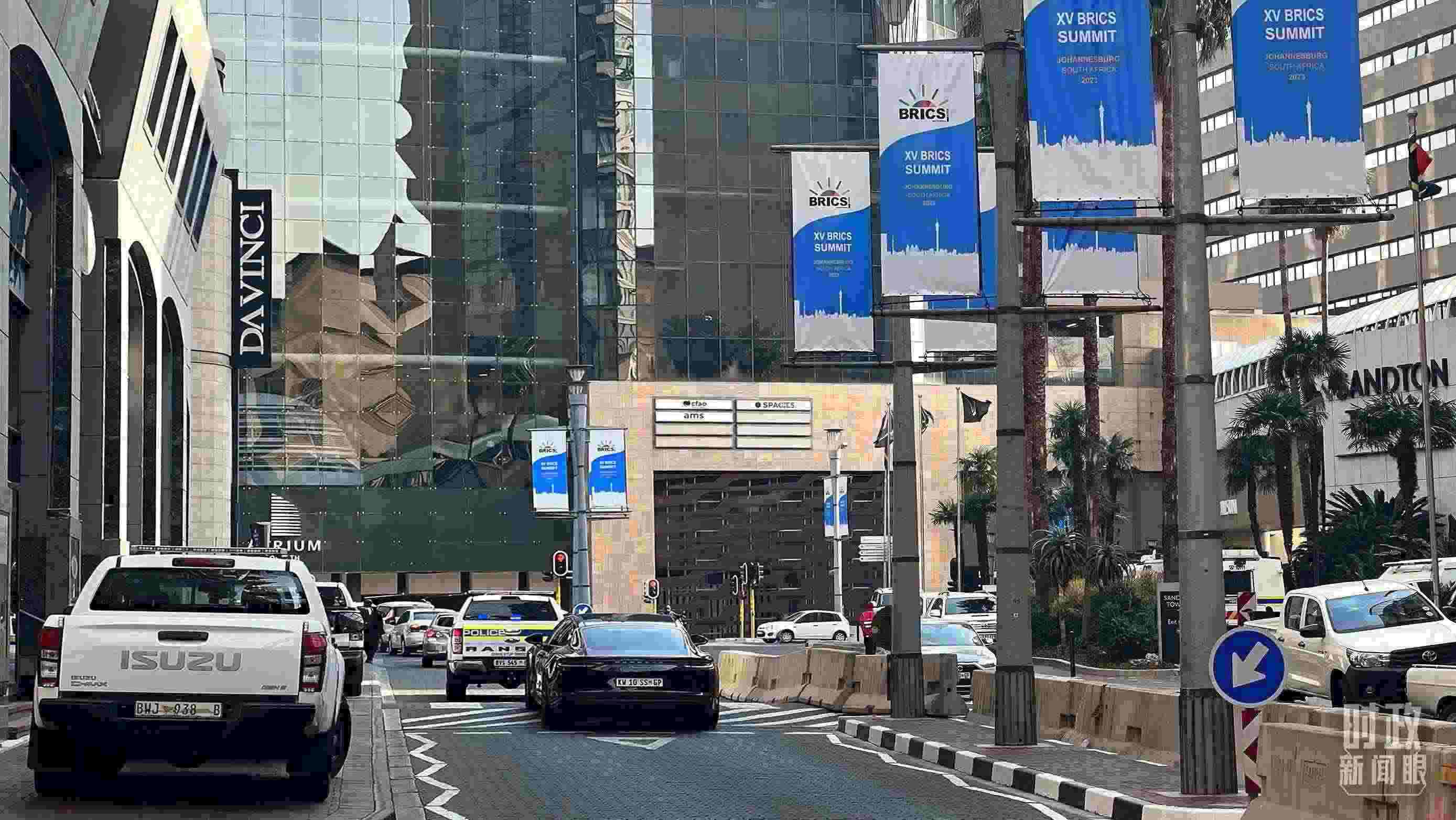 △約翰內(nèi)斯堡，街頭懸掛金磚峰會(huì)條幅。（總臺(tái)央視記者韓銳拍攝）