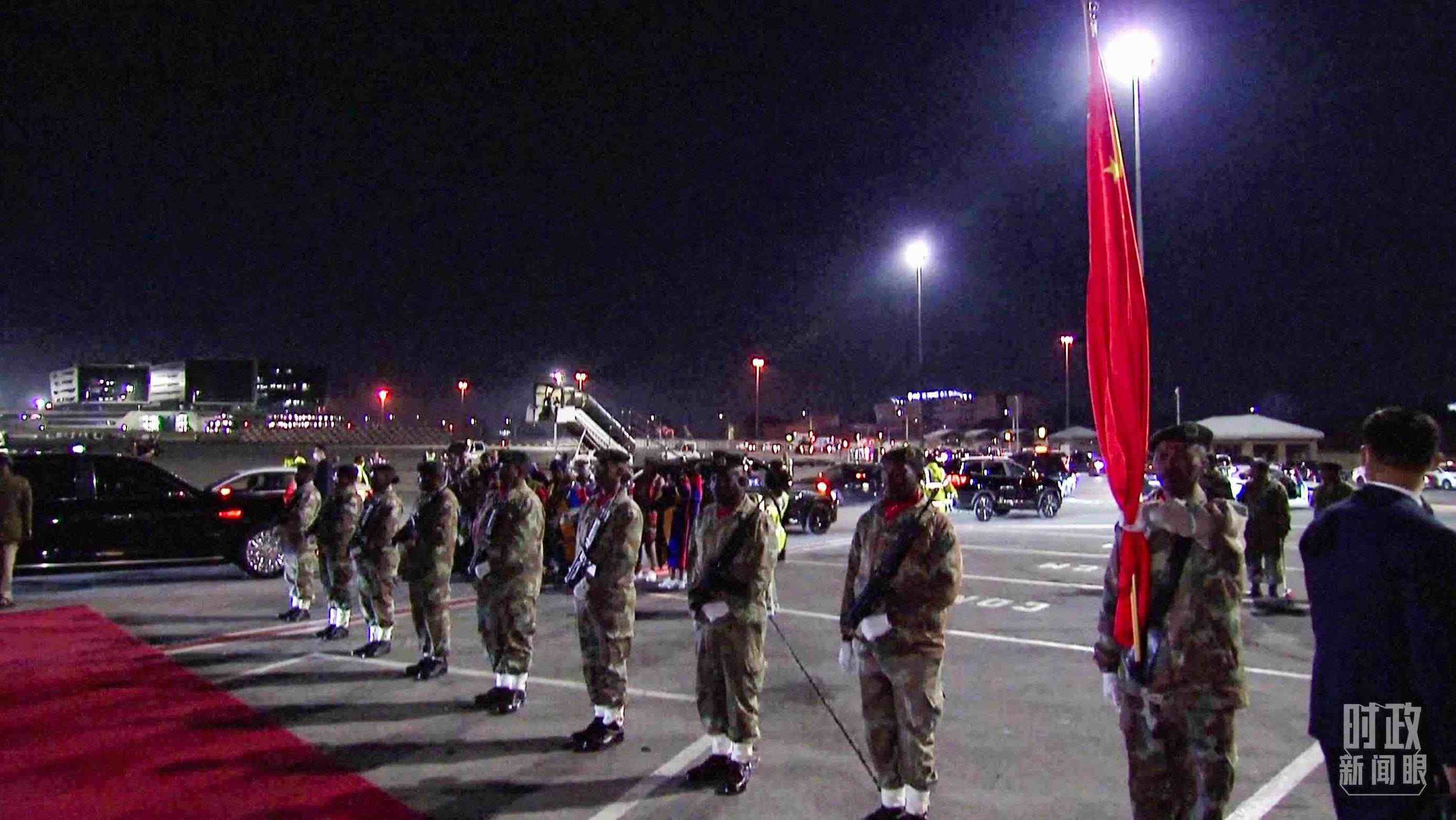 △機(jī)場(chǎng)現(xiàn)場(chǎng)的禮兵。