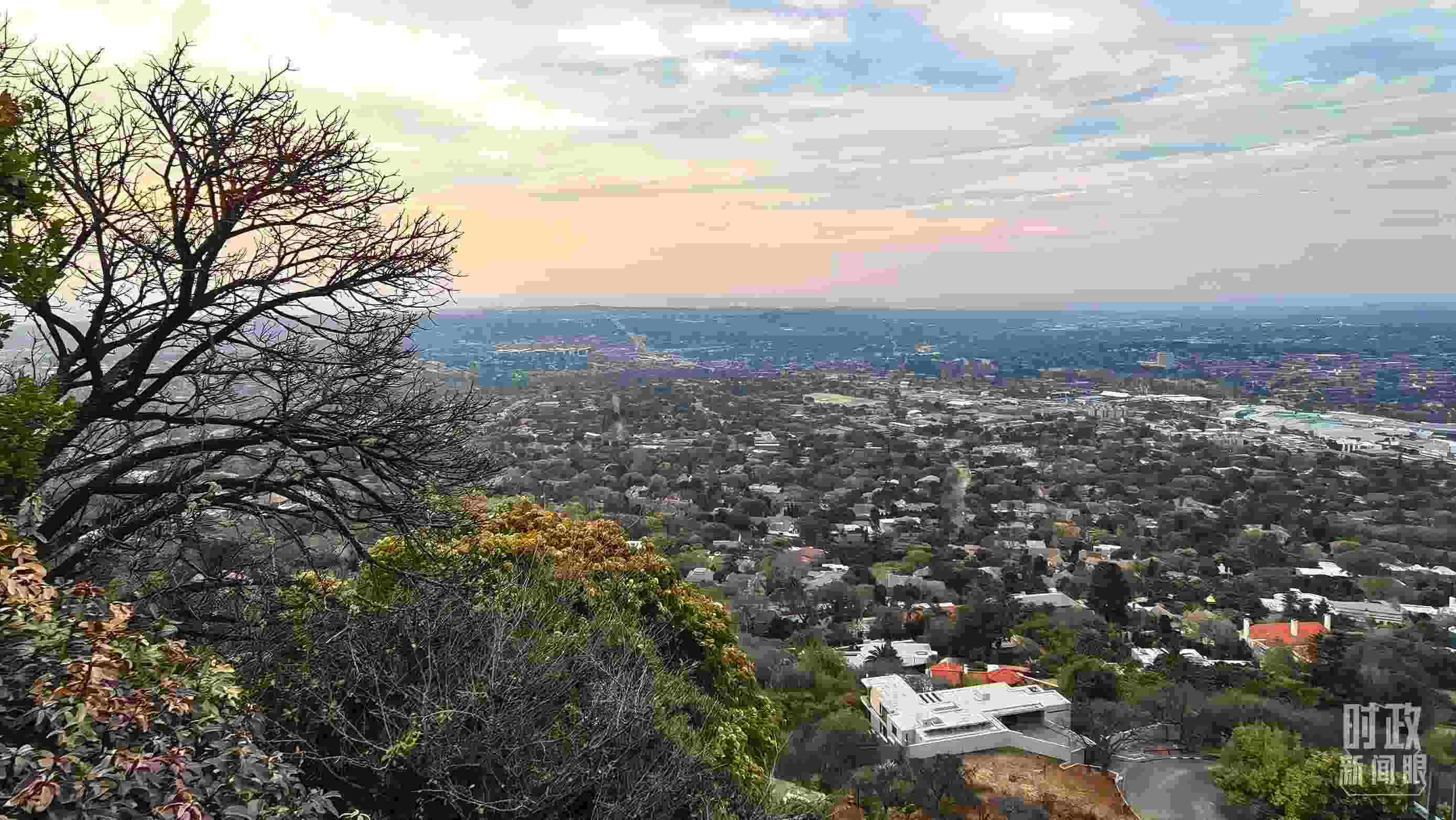 △ 俯瞰南非約翰內(nèi)斯堡。（總臺(tái)央視記者韓銳拍攝）