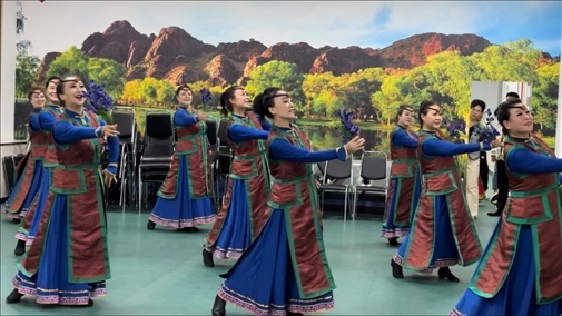 臨潢家園社區(qū)居民在烏蘭牧騎排練廳編排舞蹈。人民網(wǎng)記者 金洪花攝