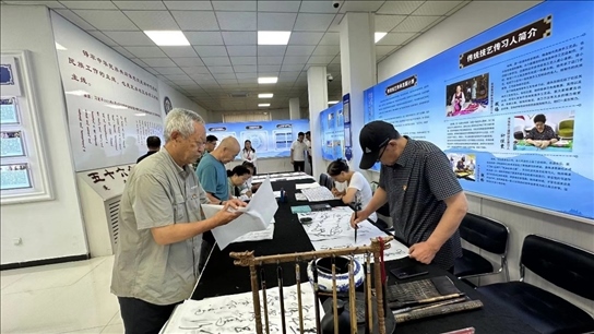 臨潢家園社區(qū)居民在書法練習(xí)室練習(xí)書法。人民網(wǎng)記者 金洪花攝