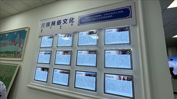 社區(qū)服務(wù)中心內(nèi)民族風(fēng)俗文化墻。人民網(wǎng)記者 金洪花攝