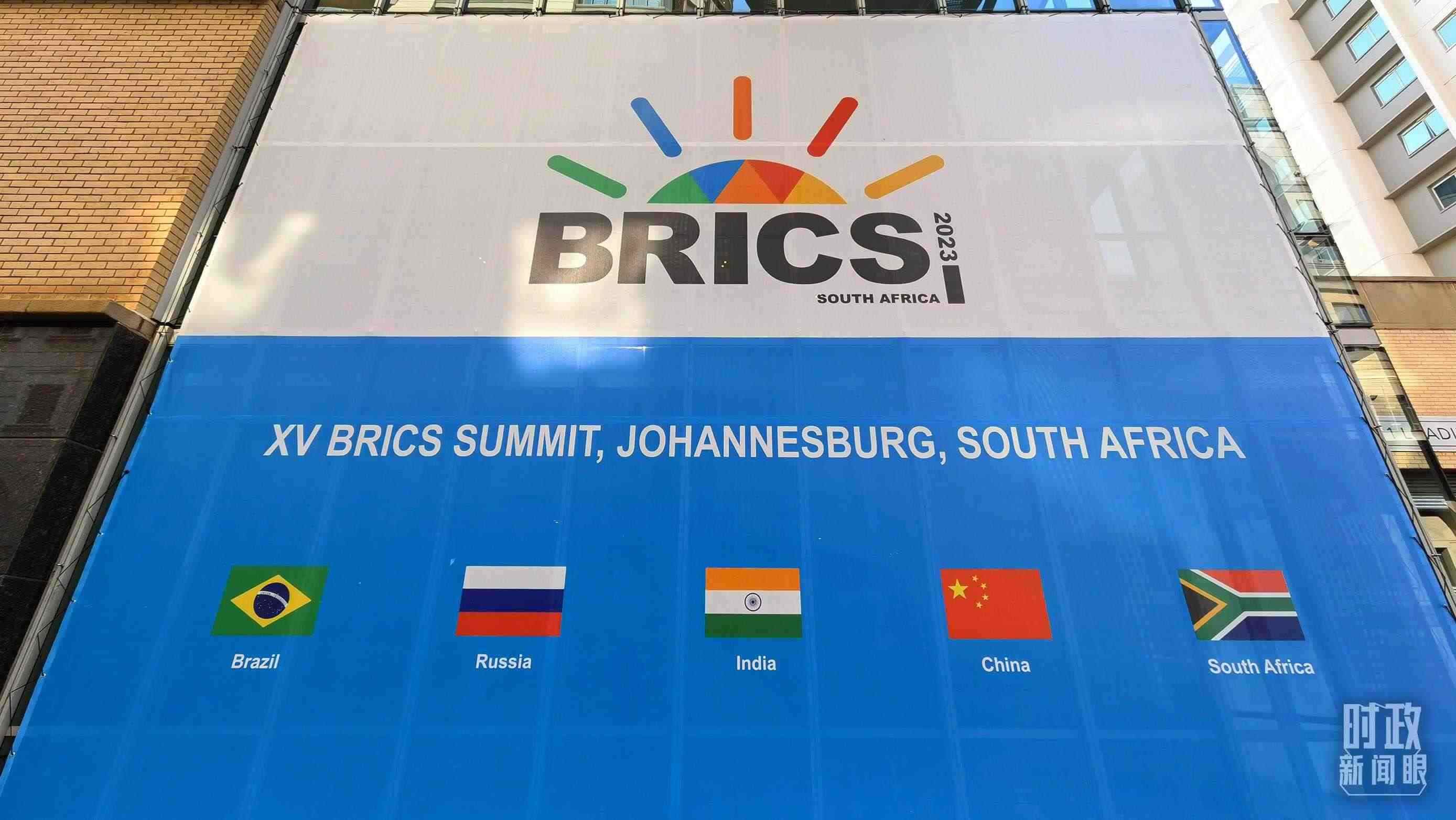 △約翰內(nèi)斯堡，金磚峰會(huì)海報(bào)。（總臺(tái)央視記者韓銳拍攝）