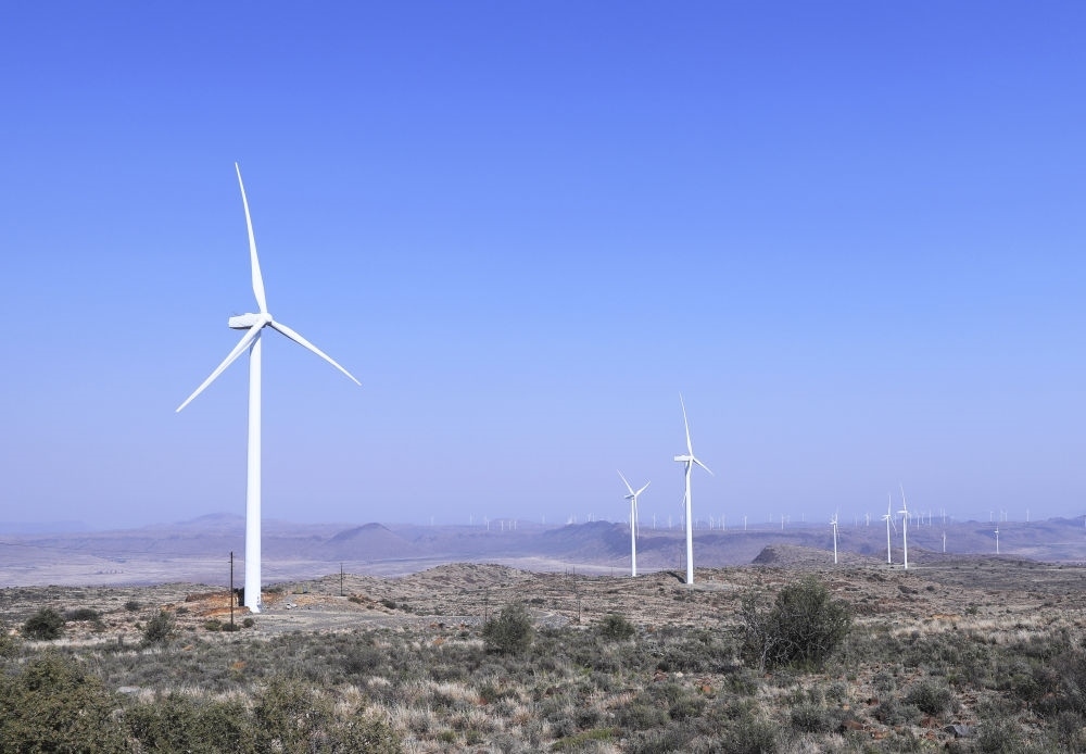 這是在南非北開(kāi)普省德阿鎮(zhèn)拍攝的德阿風(fēng)電項(xiàng)目風(fēng)機(jī)（2023年8月10日攝）。由中國(guó)龍?jiān)措娏瘓F(tuán)南非公司運(yùn)營(yíng)的德阿風(fēng)電項(xiàng)目每年發(fā)電量超過(guò)7.5億千瓦時(shí)，相當(dāng)于節(jié)約20多萬(wàn)噸標(biāo)準(zhǔn)煤，減排二氧化碳約70萬(wàn)噸。