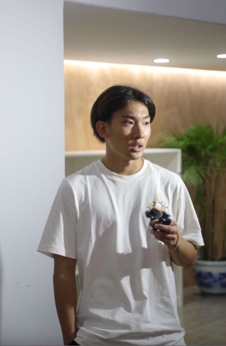 蘇翊鳴接受媒體采訪。