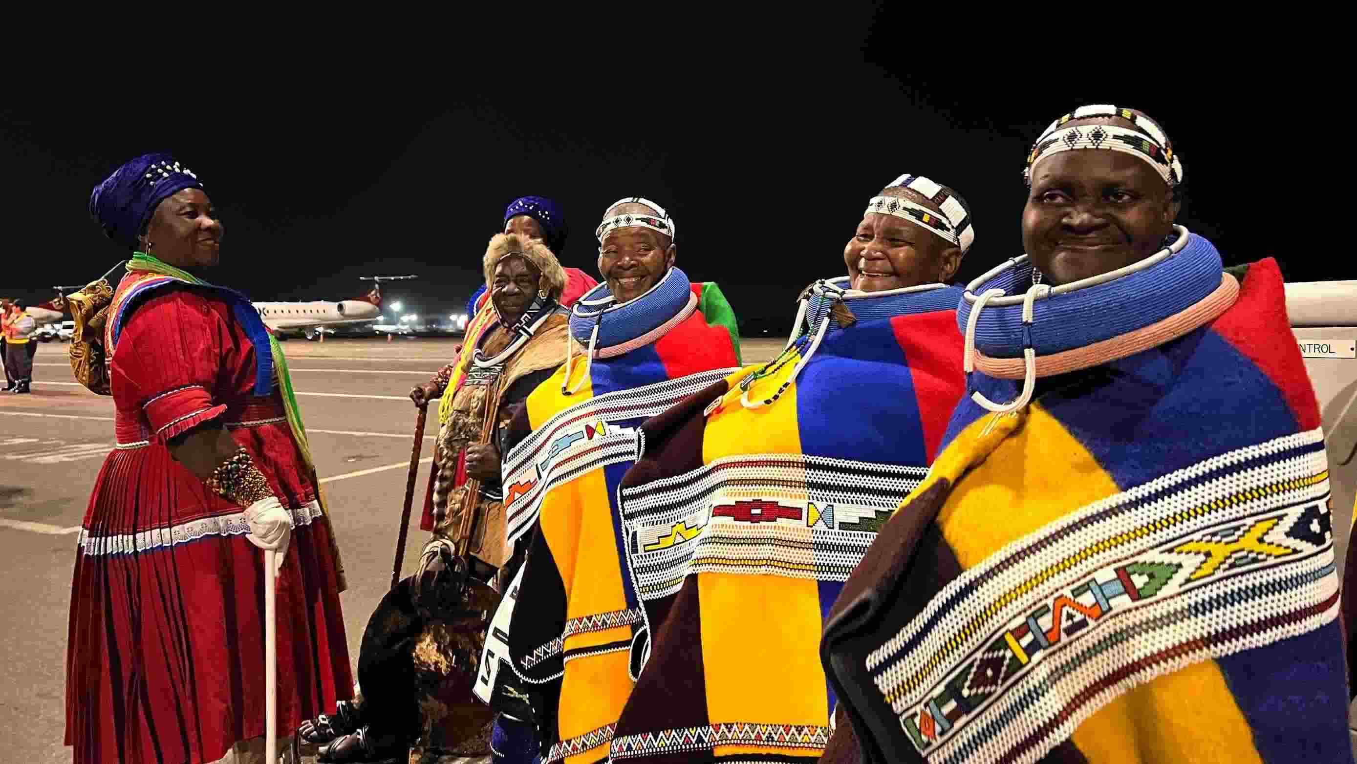 當(dāng)?shù)貢r間2023年8月21日晚，習(xí)近平主席乘坐的專機抵達(dá)南非約翰內(nèi)斯堡坦博國際機場，這是身穿民族服飾迎接的當(dāng)?shù)厝罕姟? width=